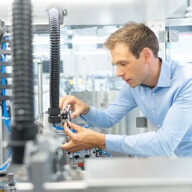 New business fields through BBS BBS produces systems used for the fully automatic assembly and testing of medical products such as infusion sets or injection pens. With the medical technology sector, the Dürr Group is tapping into a new, fast-growing business field.