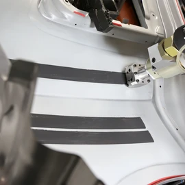 Gluing in body in white: flatstream application Gluing in body in white: flatstream application