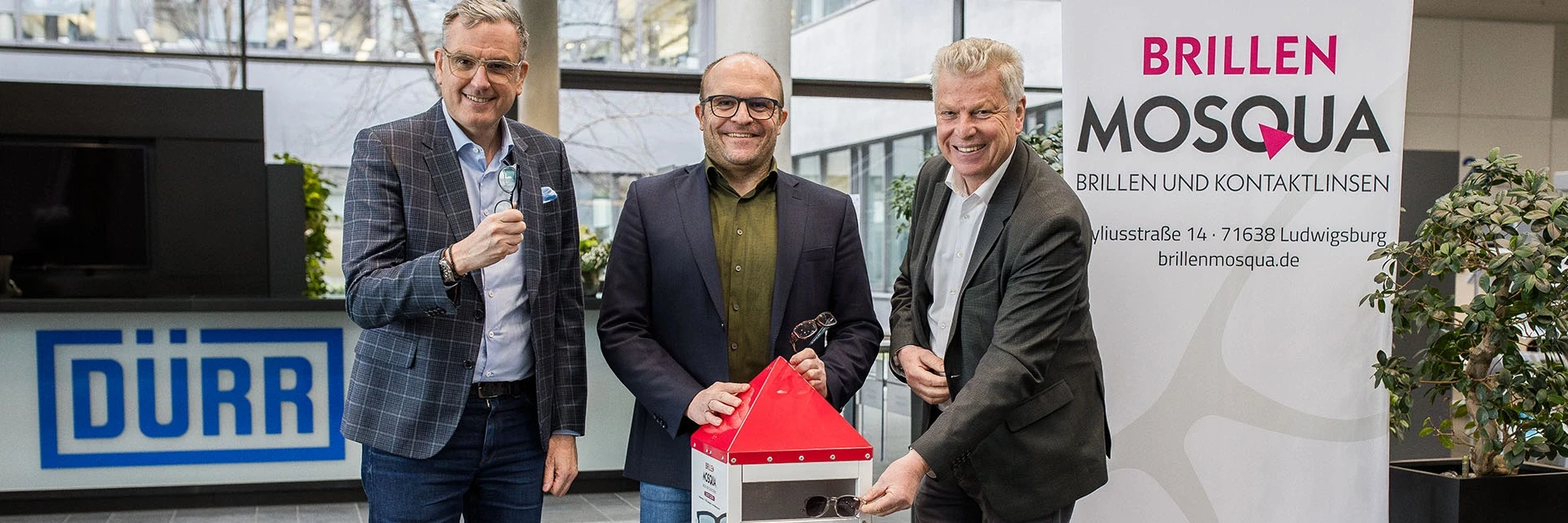 Dr. Jochen Weyrauch (links), Oberbürgermeister Jürgen Kessing (rechts) und Brillen-Mosqua-Geschäftsführer Markus Stammberger (Mitte) bei der Übergabe der Brillenspende