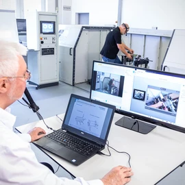 Machine training from anywhere Through Training+, Schenck provides a virtual training format, where participants can closely follow the trainer’s hand movements thanks to several cameras — almost as if they were standing right in front of the balancing machine themselves.
