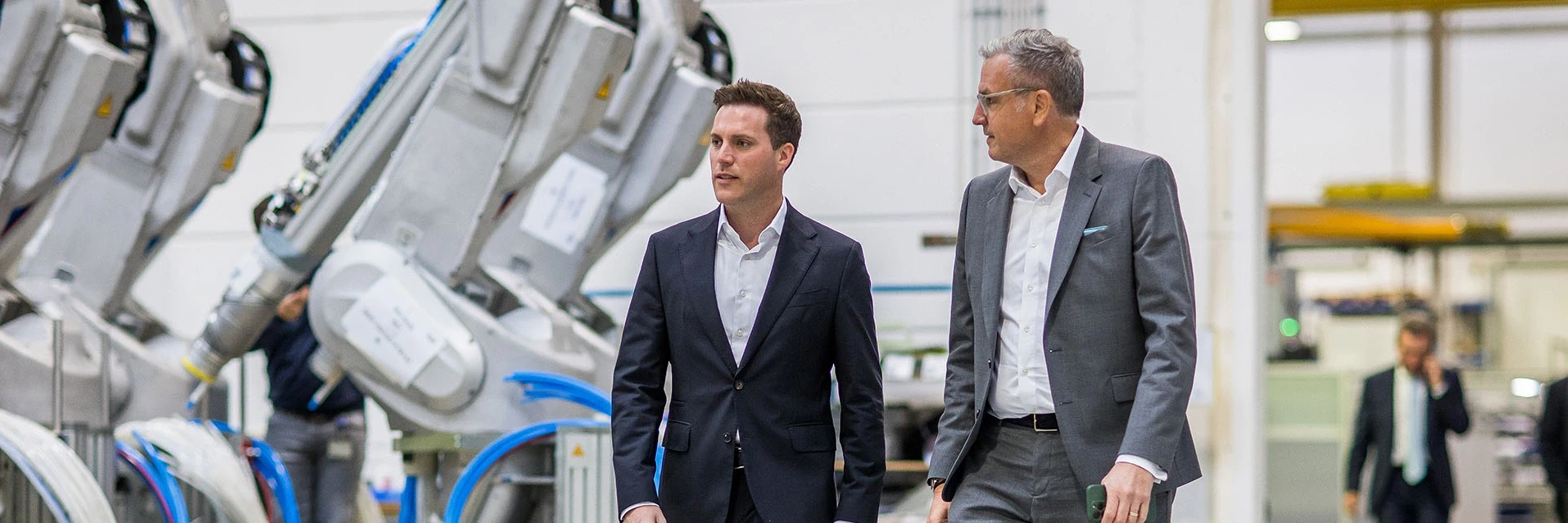 Manuel Hagel und Dr. Jochen Weyrauch in der Dürr-Roboterfertigung in Bietigheim-Bissingen