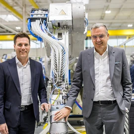 Manuel Hagel und Dr. Jochen Weyrauch in der Dürr-Roboterfertigung in Bietigheim-Bissingen