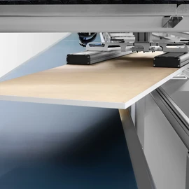 Return on investment: Return conveyor system LOOPTEQ O-400 The high automation of the edge banding machine enables quick and easy removal or stacking of finished parts and ensures smooth workflows.