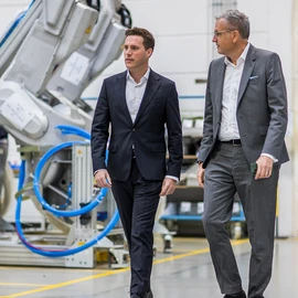 Manuel Hagel und Dr. Jochen Weyrauch in der Dürr-Roboterfertigung in Bietigheim-Bissingen