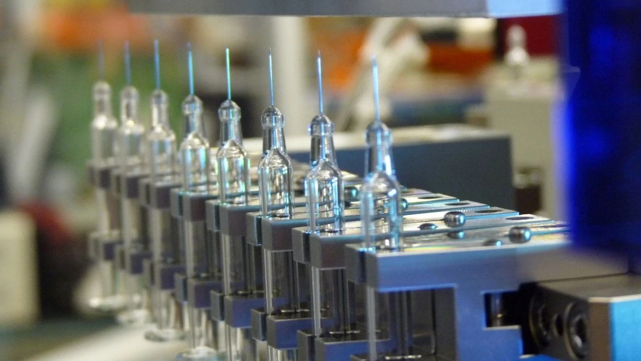 High-speed assembly of glass syringes