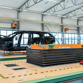 Skillet platform systems Skillet platform systems with an integrated lifting device