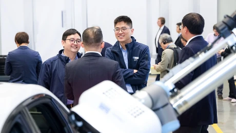 Visitors of Dürr Open House in China in a conversation