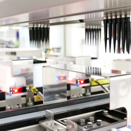 Pipette tips assembly Take-out and assembly system for pipette tips